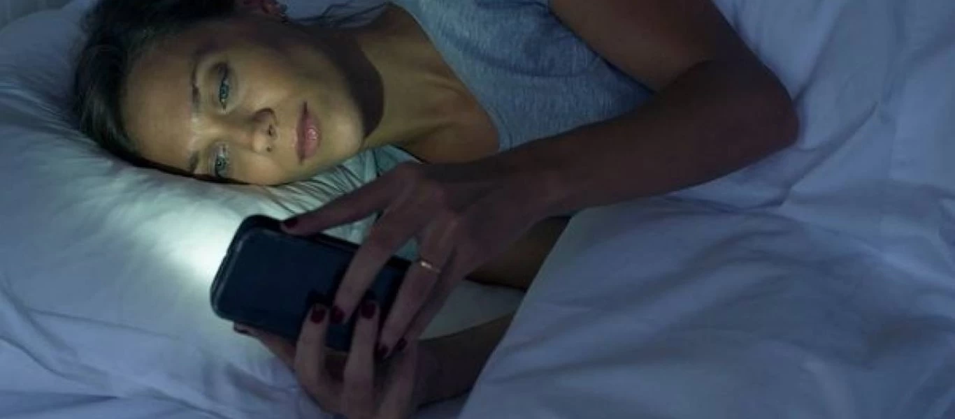 Πώς το κινητό και η τηλεόραση επηρεάζει αρνητικά την διαδικασία του ύπνου; (βίντεο)